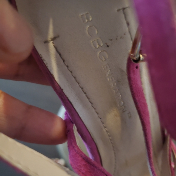 Pink suede BCBG open toe strappy sandals used. Size 7.5 - Picture 2 of 5